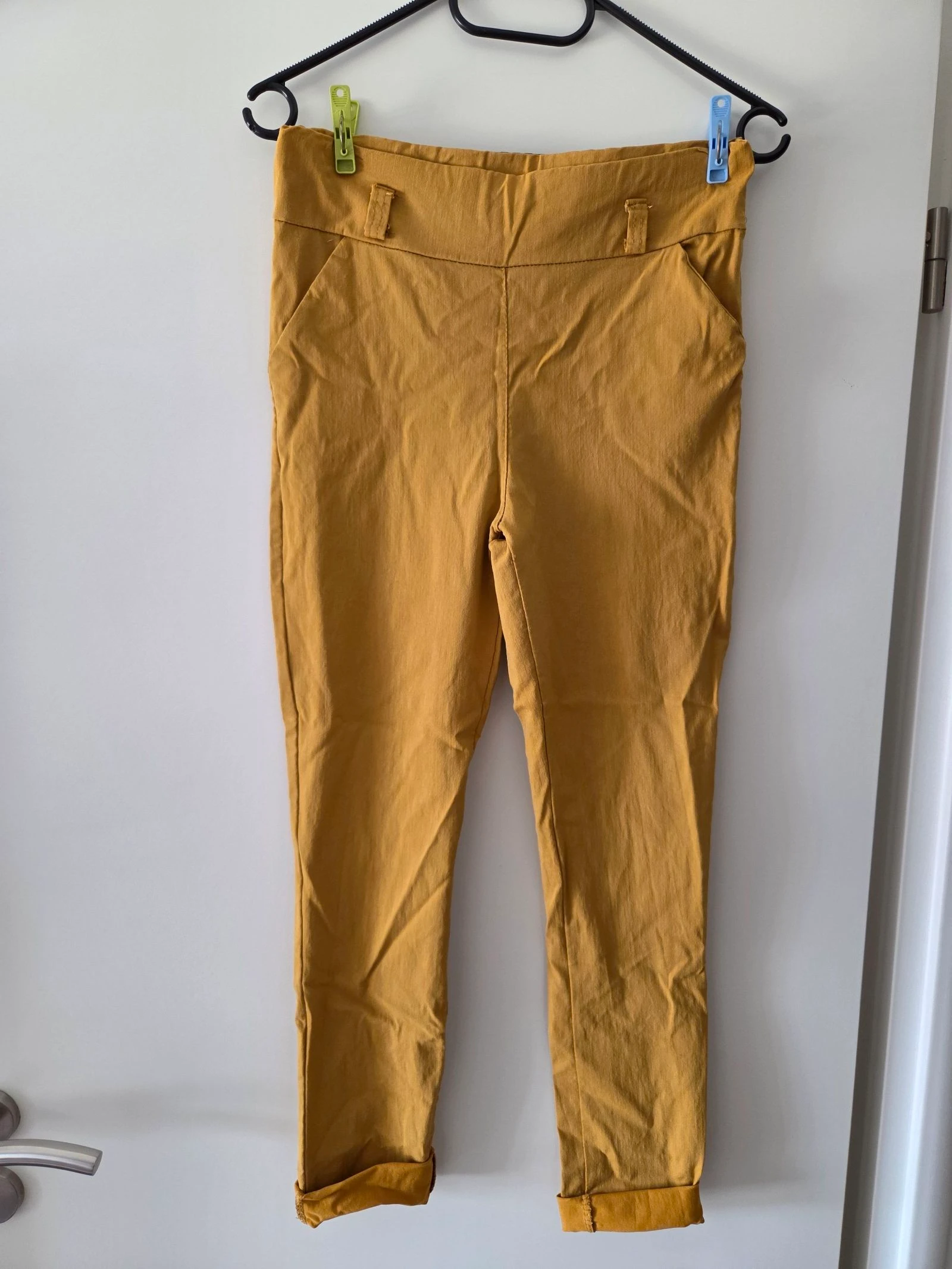 Pantalon couleur moutarde avec poches matière stretch taille 36/38 environ